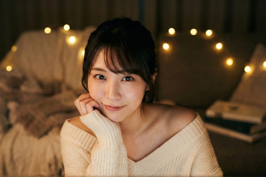 夜の静かな部屋で、画面越しに優しく微笑むチャットレディの女性